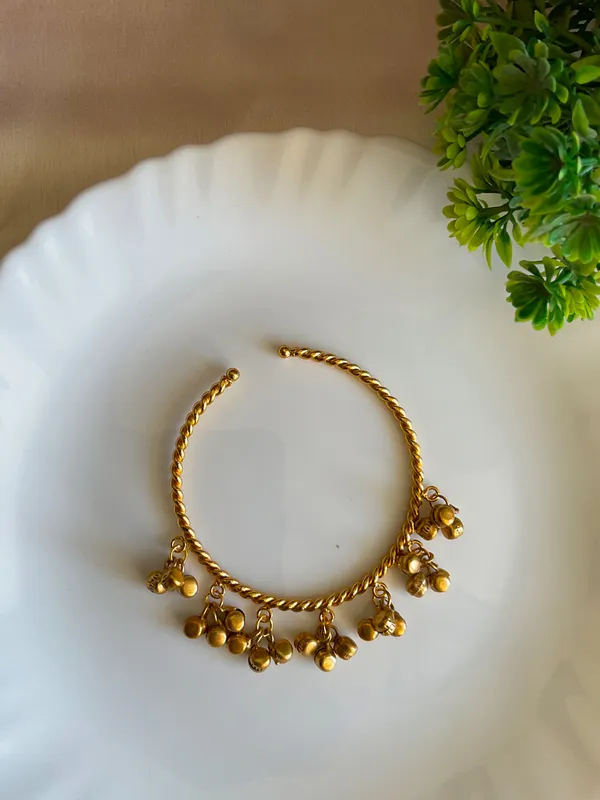 Ayra_Gold_Plated_Ghungroo_Kashmiri_Adjustble_Bangle(Pack_If_1)