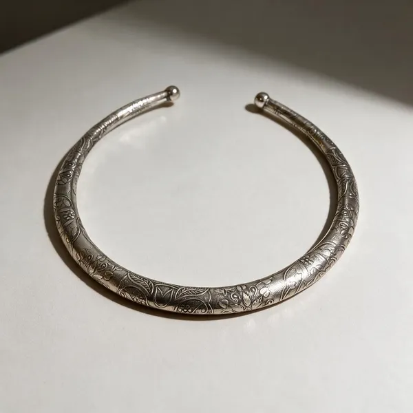 Dhriti_Carved_Silver_Plated_Hasli_Necklace