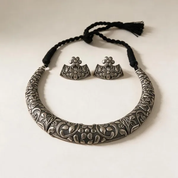 Zoraida_Silver_Plated_Hand_Carved_Brass_Neck_Hasuli_Necklace_With_Earrings