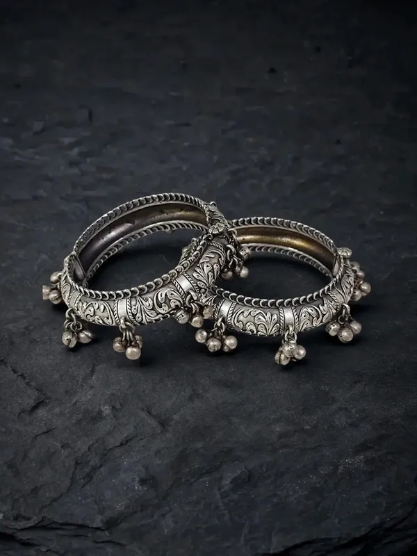 Anusha_Silver-Plated_Oxidised_Engraved_Openable_Pair_Of_Kadas_For_Women