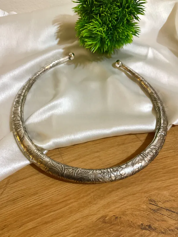 Dhriti_Carved_Silver_Plated_Hasli_Necklace