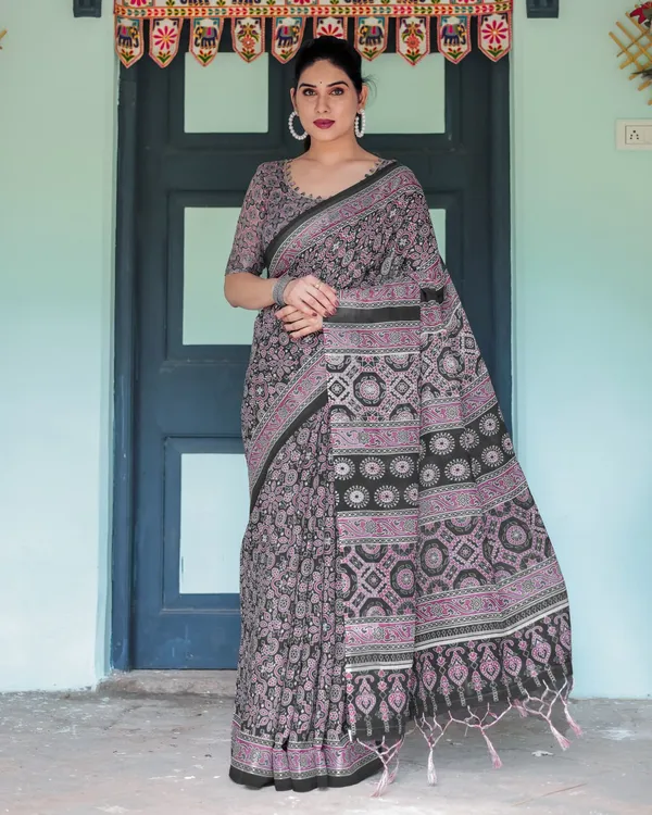 Black_Cotton_Floral_Printed_Saree_For_Women