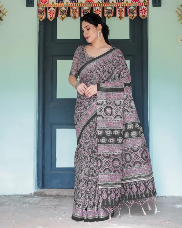 Black_Cotton_Floral_Printed_Saree_For_Women