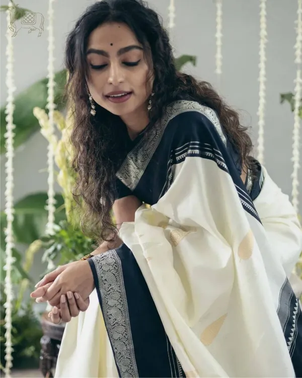 Cream_Silk_Printed_Saree_With_Black_Border_For_Women