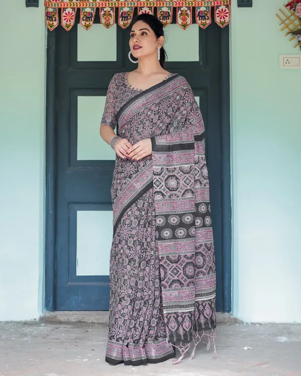 Black_Cotton_Floral_Printed_Saree_For_Women