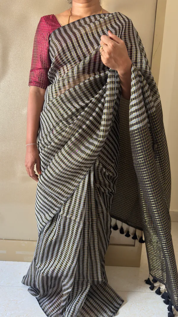 Black_with_Grey_small_Zari_Checked_Pattern_Mul_Saree_for_Women