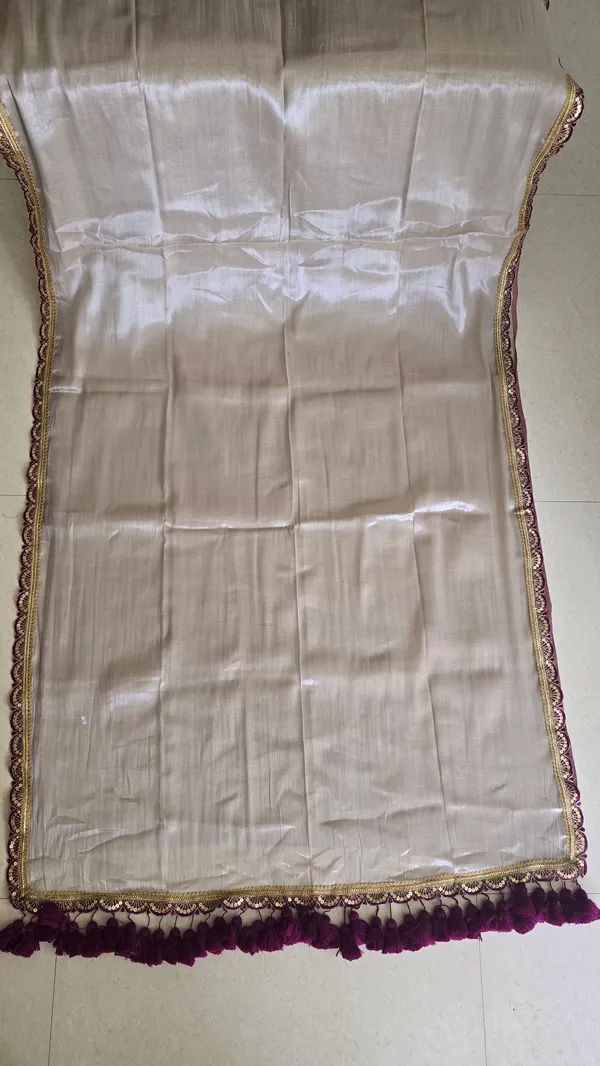 Silver_Raga_Mul_Tissue_With_Magenta_Lace_Saree_For_Women