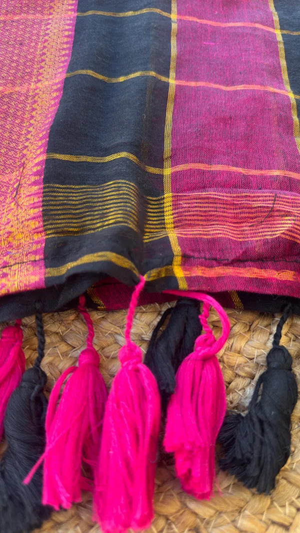 Black_and_Pink_checks_with_Nakshi_border_Mul_Saree