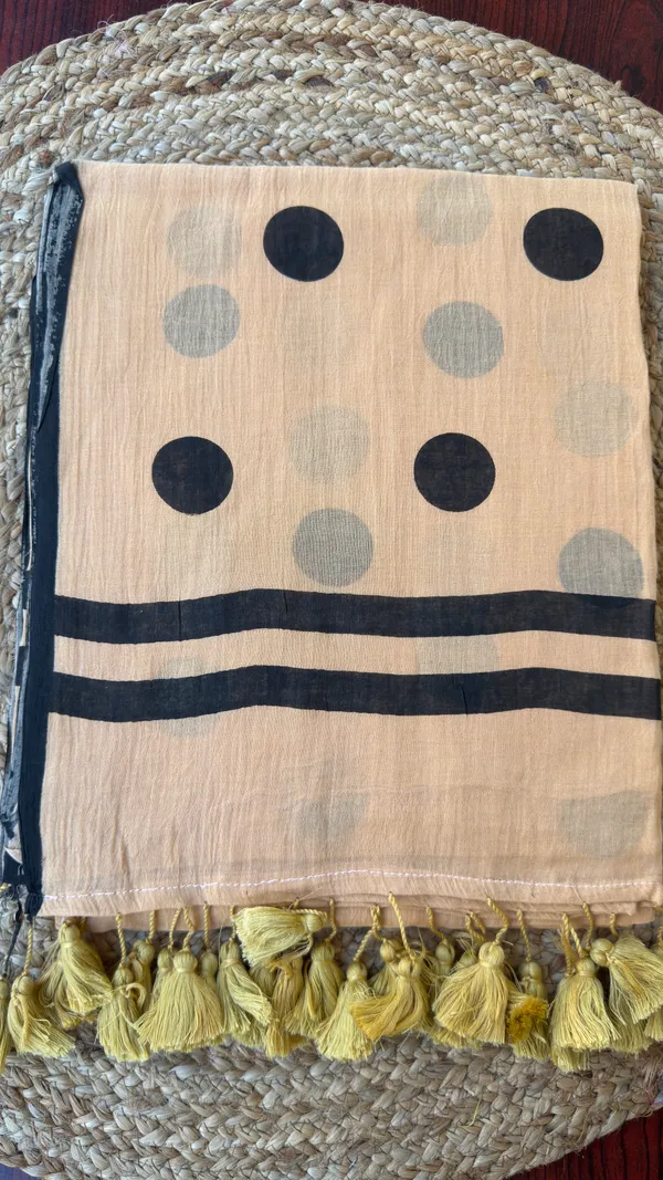 Beige_color_big_polka_dots_Mul_Saree_for_Women