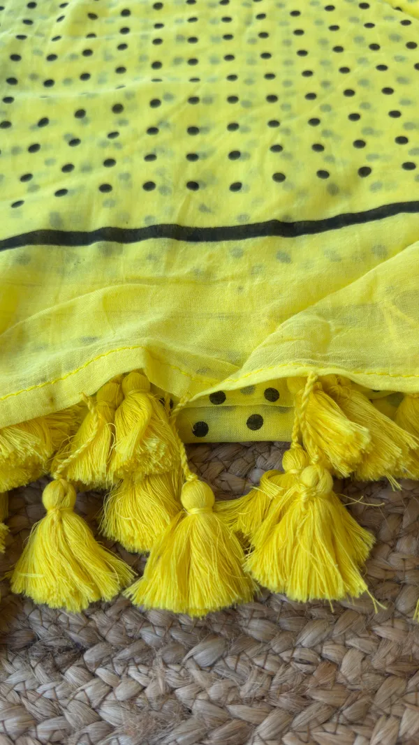 Yellow_color_small_polka_Mul_Saree