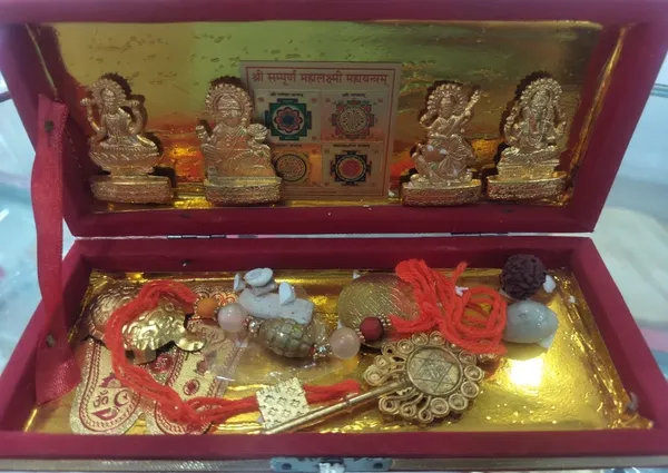 Pooja_Box_Set_With_Idols_And_Yantra