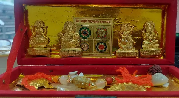 Pooja_Box_Set_With_Idols_And_Yantra