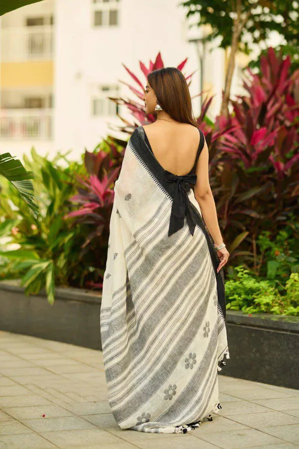Cream_Printed_Saree_With_Black_Border_for_Women