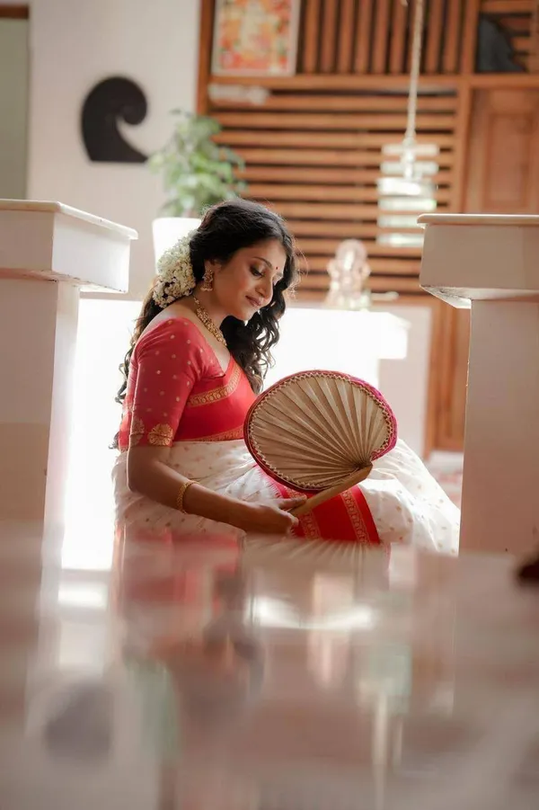 Red_White_Traditional_Saree_For_Women