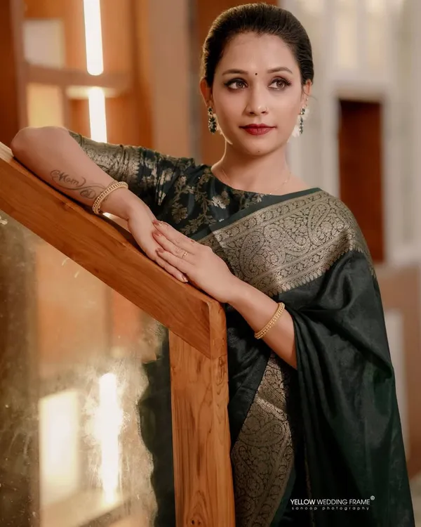 Black_Gold_Border_Saree_for_Women