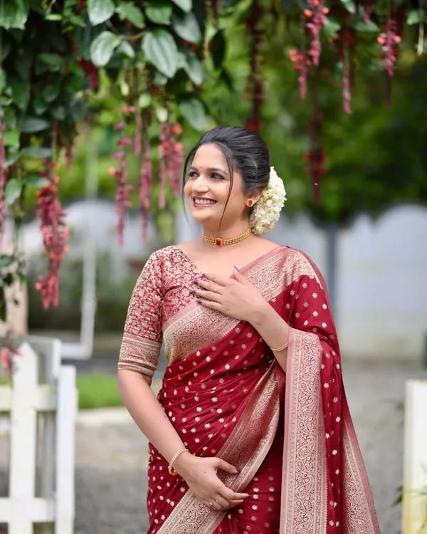 Maroon_Textured_Regular_Fit_Saree_Blouse_for_Women