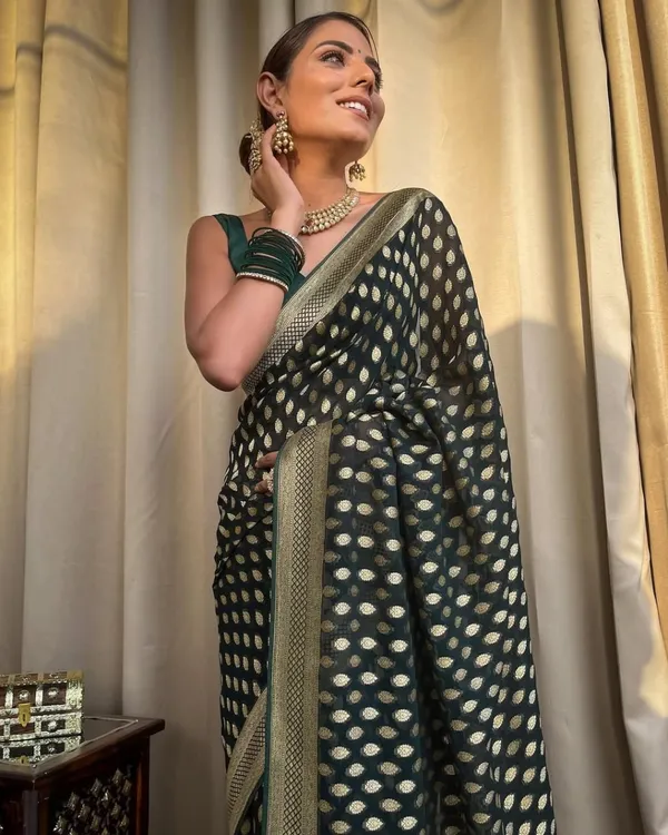 Green_Woven_Traditional_Saree_for_Women