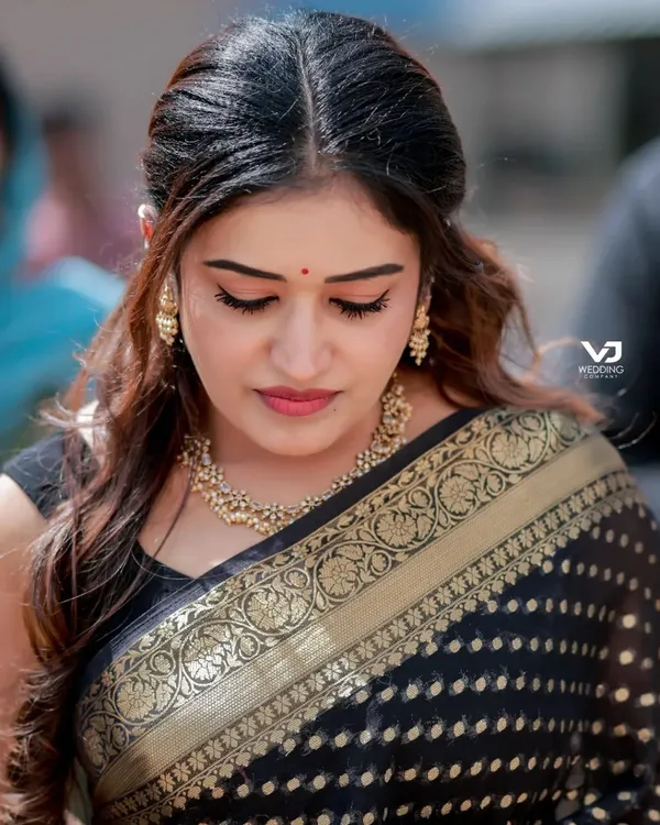 Black_Dotted_Pattern_Saree_for_Women