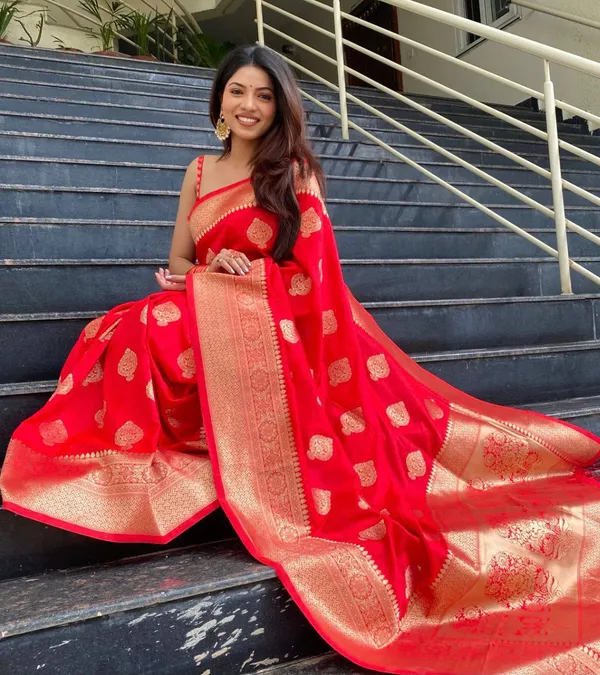 Red_Woven_Traditional_Saree_for_Women
