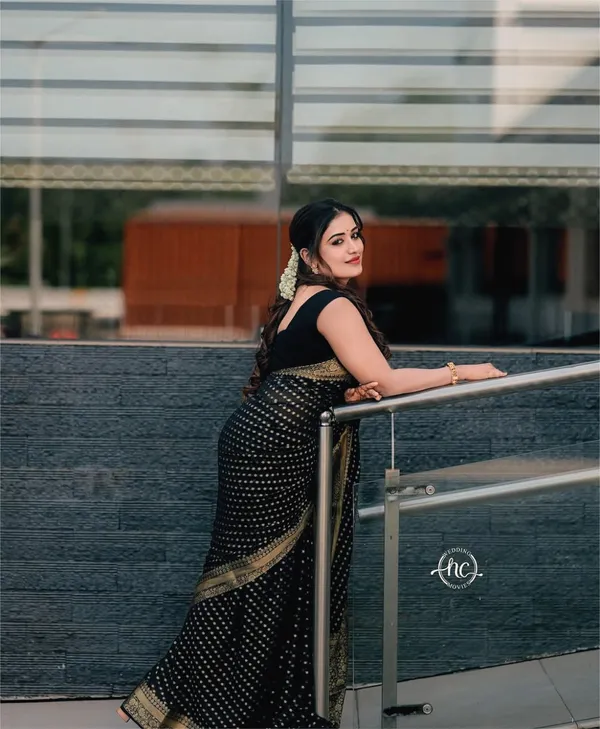 Black_Dotted_Pattern_Saree_for_Women
