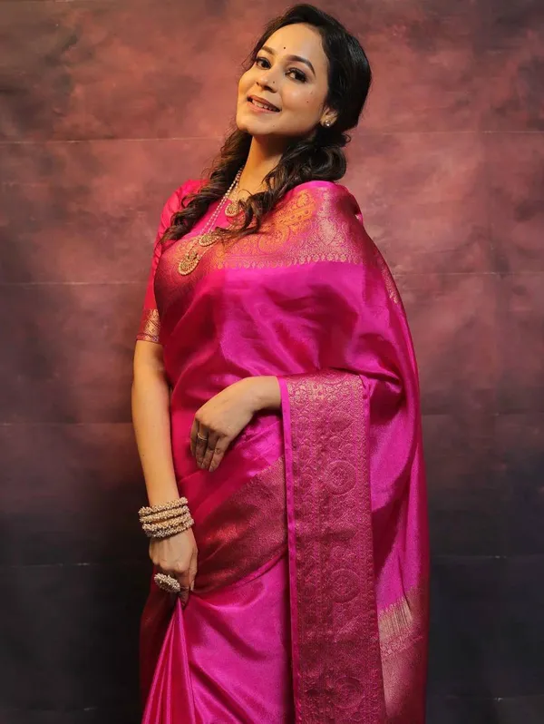 Magenta_Lustrous_Woven_Saree_for_Women