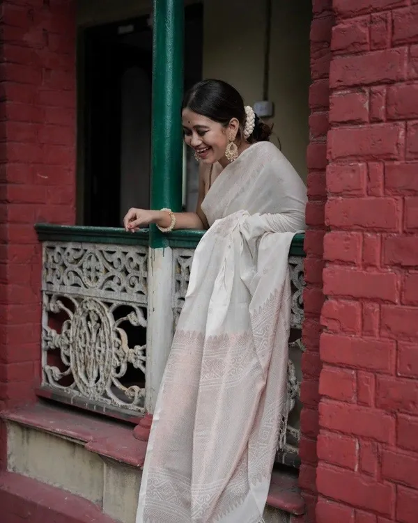 Ivory_Woven_Border_Saree_for_Women