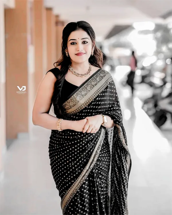 Black_Dotted_Pattern_Saree_for_Women
