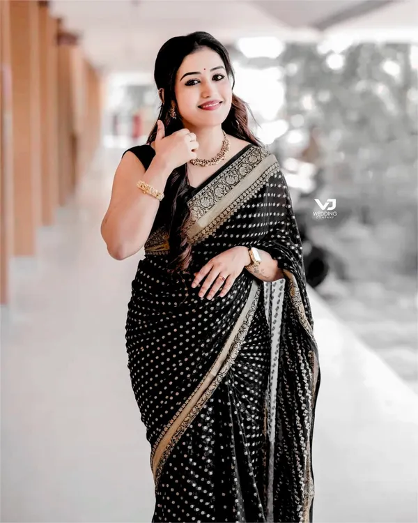 Black_Dotted_Pattern_Saree_for_Women