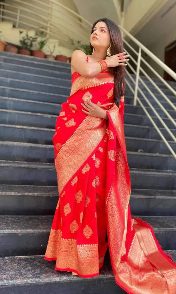 Red_Woven_Traditional_Saree_for_Women