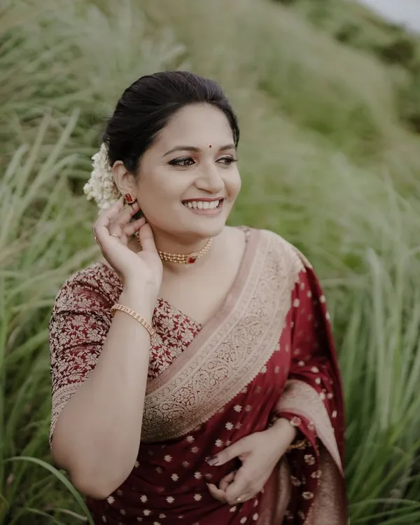 Maroon_Textured_Regular_Fit_Saree_Blouse_for_Women