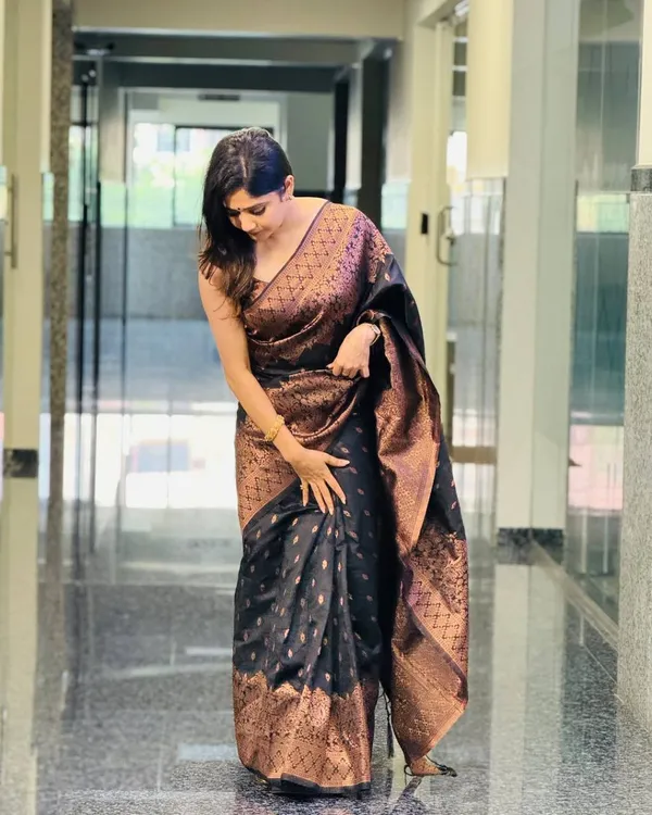Blue_Patterned_Saree_for_Women