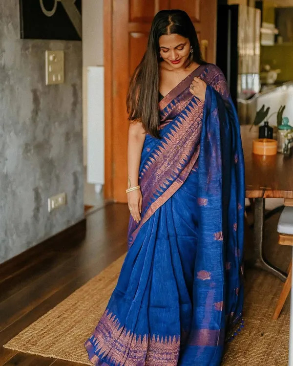 Blue_Floral_Border_Saree_for_Women
