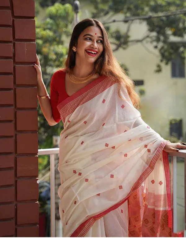 Cream_Printed_Saree_With_Red_Border_for_Women