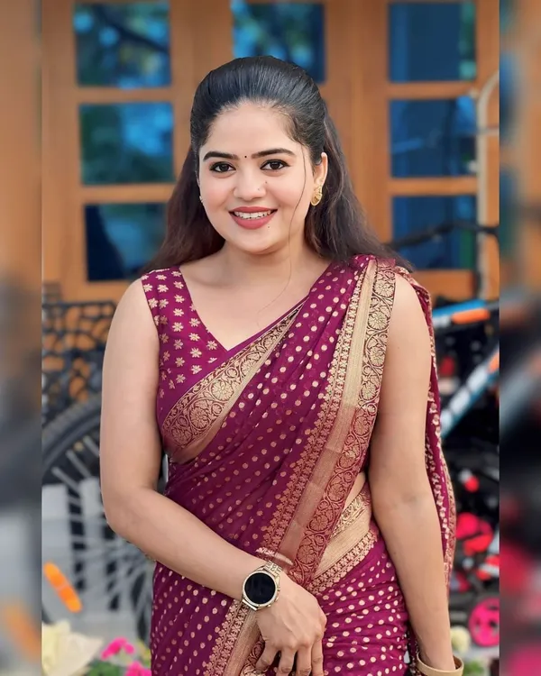 Maroon_Printed_Saree_With_Gold_Border_for_Women