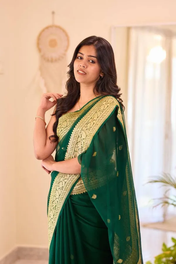 Green_Gold_Border_Traditional_Saree_for_Women