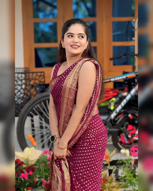 Maroon_Printed_Saree_With_Gold_Border_for_Women