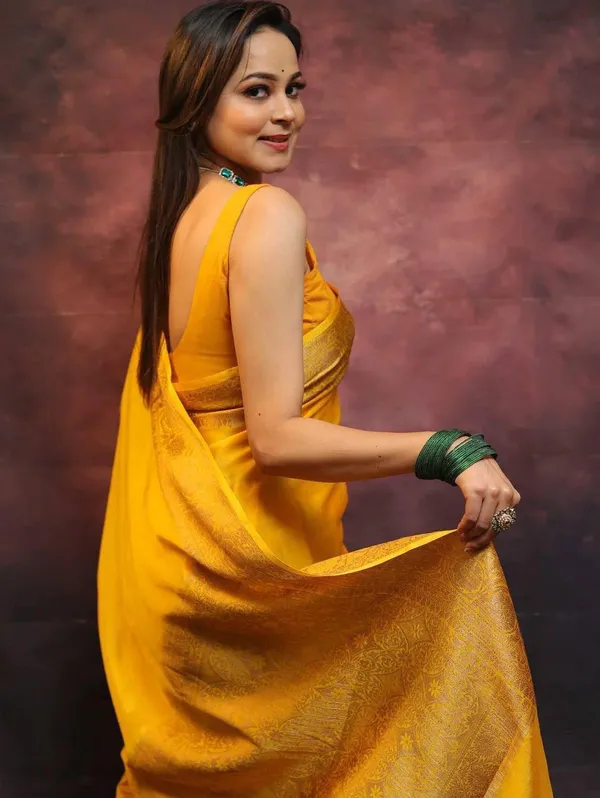 Yellow_Woven_Traditional_Saree_for_Women