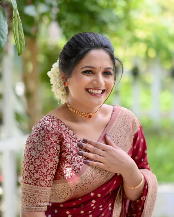 Maroon_Textured_Regular_Fit_Saree_Blouse_for_Women
