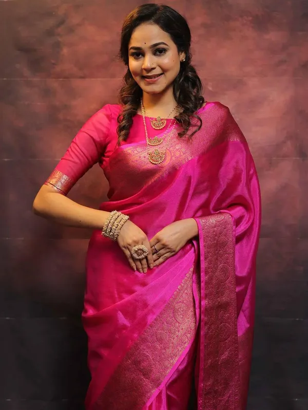 Magenta_Lustrous_Woven_Saree_for_Women