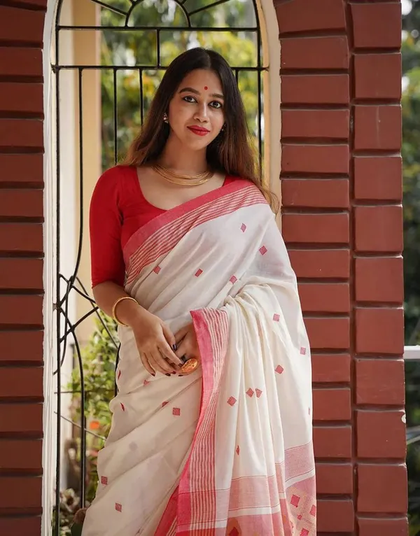 Cream_Printed_Saree_With_Red_Border_for_Women