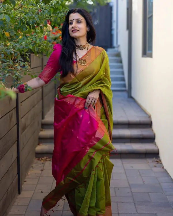 Pink_And_Green_Woven_Ethnic_Saree_for_Women