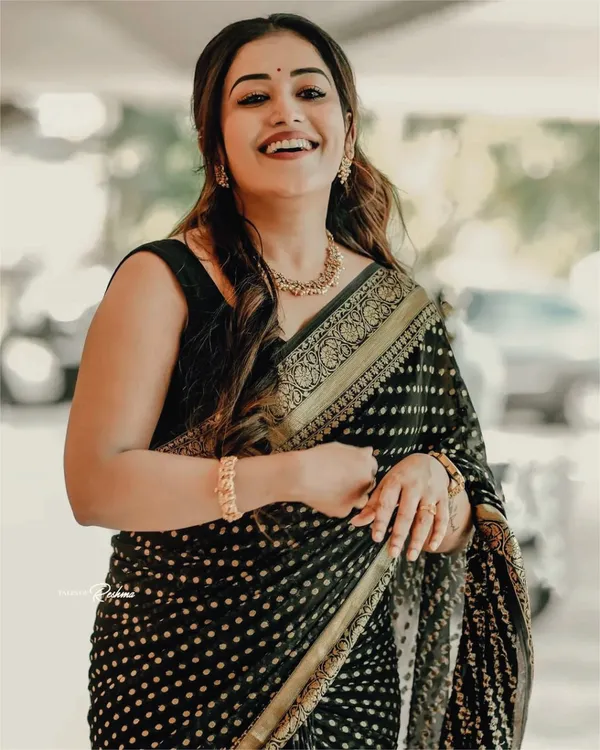 Black_Dotted_Pattern_Saree_for_Women