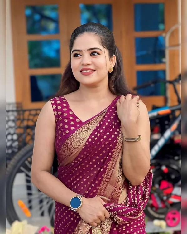 Maroon_Printed_Saree_With_Gold_Border_for_Women