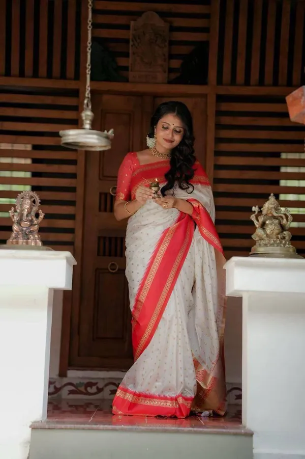 Red_White_Traditional_Saree_For_Women