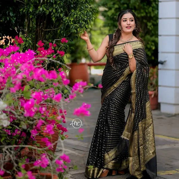 Black_Dotted_Pattern_Saree_for_Women