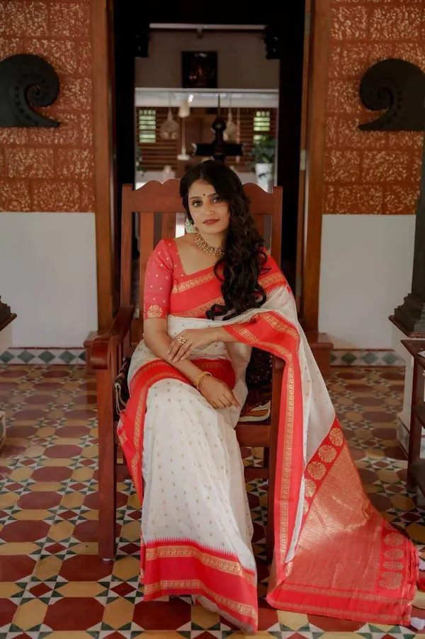 Red_White_Traditional_Saree_For_Women