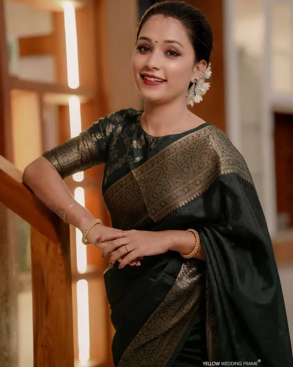 Black_Gold_Border_Saree_for_Women