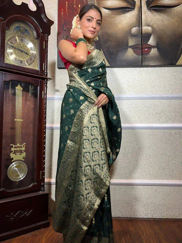Dark_Green_Traditional_Saree_for_Women