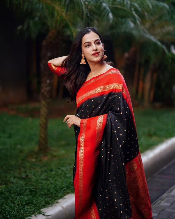 Red_And_Black_Traditional_Saree_for_Women