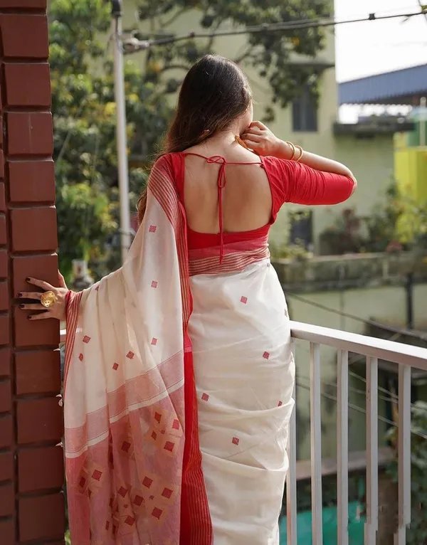 Cream_Printed_Saree_With_Red_Border_for_Women